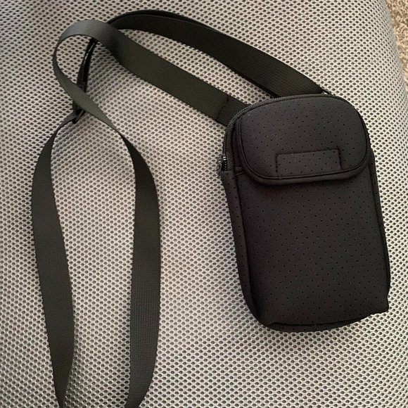 Cell phone purses, Two (2)  One is black, the other is Pink - Picture 1 of 4